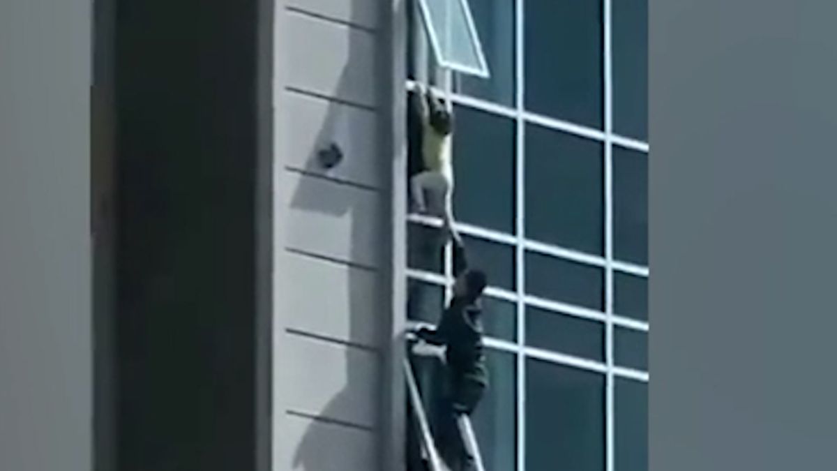 Hrdina zachránil dítě visící z okna v osmém patře